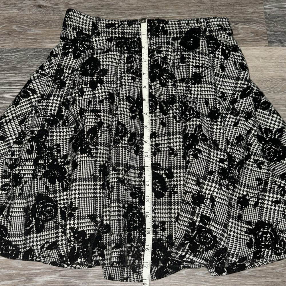 Black & Grey Tweed Plaid Skirt with Rose Pattern - Size Small - Picture 5 of 5